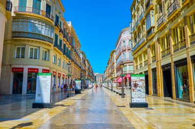 MALAGA, SPAIN - 26 Eylül 2019: 26 Eylül 'de İspanya' nın Malaga kentinde klasik yapılar, mağazalar ve restoranlarla dolu Calle Larios 'ta yürüyüş