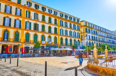 Malaga, İspanya - 26 Eylül 2019: Malaga 'nın tarihi Plaza de la Merced' deki geleneksel Akdeniz mimarisi (kare) - 26 Eylül 'de Malaga' da tahta panjurlarla korunan birçok pencereli yapılar