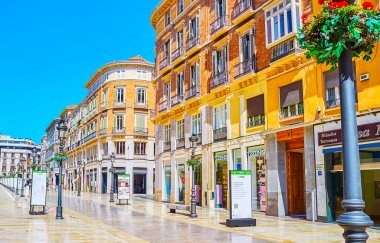 MALAGA, SPAIN - 26 Eylül 2019: 26 Eylül 'de İspanya' nın Malaga kentinde klasik yapılar, mağazalar ve restoranlarla dolu Calle Larios 'ta yürüyüş
