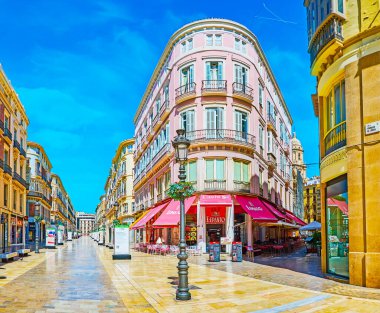 Malaga, İspanya - 26 Eylül 2019: Calle Larios 'taki manzaralı yapı, giriş katında yarı yuvarlak cephe ve restoran, 26 Eylül' de Malaga 'da
