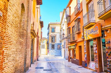 Malaga, İspanya - 26 Eylül 2019: Calle Granada 'daki Santiago Apostol Kilisesi (sokak) yanındaki turist mağazaları kuyruğu, 26 Eylül' de Malaga 'da