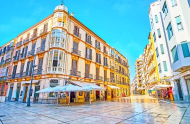 MALAGA, SPAIN - 26 Eylül 2019: Calle Cister 'ın eski ve klasik mimarisi ile ünlü mağazaları ve kafeleri, 26 Eylül' de Malaga 'da