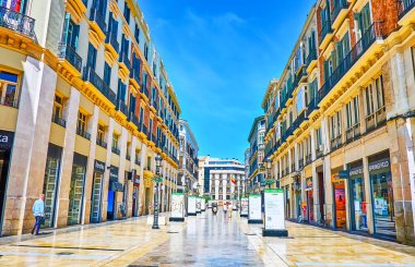 Malaga, İspanya - 26 Eylül 2019: Walk Calle Larios - şehrin en pahalı caddesi ve ana alışveriş alanı, 26 Eylül 'de Malaga' da