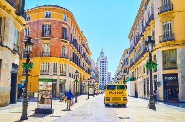 Malaga, İspanya - 26 Eylül 2019: Sarı güvenlik aracı 26 Eylül 'de Malaga' da kalabalık Calle Larios 'tan geçiyor.