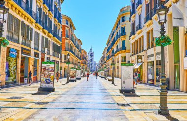 Malaga, İspanya - 26 Eylül 2019: Calle Larios 'un mimari topluluğu - Moda butikleri, büyük mağazaları ve kafeleri olan ünlü yaya yolu.