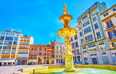 Malaga, İspanya - 26 Eylül 2019: Plaza de la Constitucion 'un (Anayasa Meydanı) beyaz mermer Genoa Çeşmesi üzerinden 26 Eylül' de Malaga 'daki binaların manzarası
