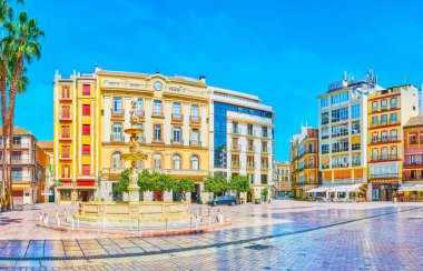 Malaga, İspanya - 26 Eylül 2019: Anayasa Meydanı, 26 Eylül 'de Malaga' da klasik tarzda tarihi yapılar, çok sayıda turist kafe, moda dükkanı ve mermer Cenova Çeşmesi 'ne sahip.