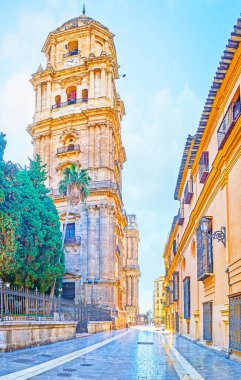 Calle Molina Lario sokağı ve Incarnation Katedrali 'nin büyük ortaçağ çan kulesi, Malaga, İspanya