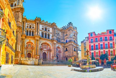 Tarihi Plaza Obispo Meydanı 'nın ana simgeleri Bishop' s Palace (Palacio Episcopal) ve Malaga Katedrali, Malaga, İspanya