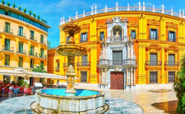 Plaza Obispo Meydanı 'nın mimari topluluğu Barok Palacio Episcopal (Piskopos Sarayı) ve İspanya' nın Malaga kentindeki yazlık kafelerin ortasındaki taş çeşme