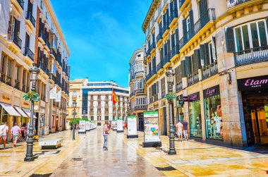 MALAGA, SPAIN - 26 Eylül 2019: Calle Larios - 26 Eylül 'de Malaga' da sayısız butiği, dükkanı, kafesi ve hediyelik eşya tezgahı bulunan şehrin önemli şehir simgesi ve en pahalı caddesi.