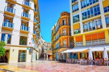 Malaga, İspanya - 26 Eylül 2019: Calle Granada ve Anayasa Meydanı, 26 Eylül 'de Malaga' da yerel mutfağı, ferahlatıcı içecekleri ve güzel manzarası olan pek çok açık hava kafe ve restoranına sahip.