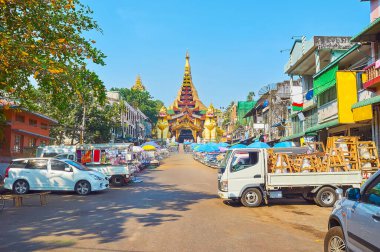 Shwedagon 'un doğu kapısının önündeki market, büyük leogryph muhafızları heykelleri ve çok katlı çatı, Yangon, Myanmar