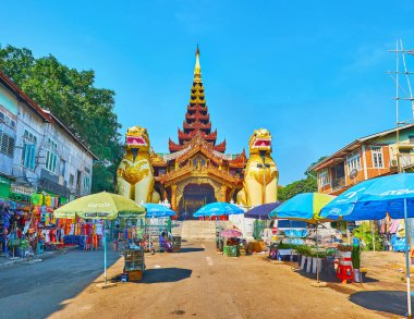 Yangon, Myanmar - 27 Şubat 2018: Pazar tezgahları çiçek ve meyve üzerinde 27 Şubat Yangon yapılan kapalı Galerisi, her iki tarafında dev leogryph veliler ile Doğu Kapısı Shwedagon Pagoda de dini teklifleri için