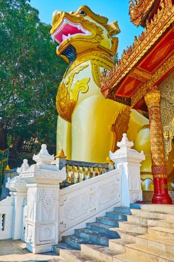 Shwedagon Pagoda 'nın arka planında efsanevi leogryph heykeli olan Yangon, Myanmar' ın kapalı galerisinin girişi.