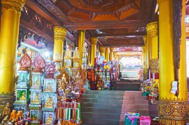 Yangon, Myanmar - 17 Şubat 2018: Tarihi kapalı Galeri boyunca Doğu Shwedagon Pagoda yolunu Pazar tezgahları ile dolu üzerinde 17 Şubat olarak Yangon Budist ürünler sunan kapısı