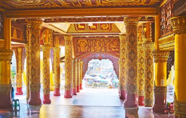Yangon, Myanmar - 27 Şubat 2018: Üstün iç ve Doğu Kapısı Galeri, Shwedagon Pagoda oyulmuş altın sütun ve 27 Şubat Yangon yapılan süslü tavan