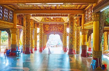 Yangon, Myanmar - 27 Şubat 2018: Merdiven boyunca Doğu Kapısı Galeri, Shwedagon Pagoda doğal iç dekore 27 Şubat Yangon yapılan ahşap ve boyalı ayrıntılar, oyulmuş.