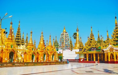 Singuttara Tepesi 'ndeki Shwedagon Pagoda kompleksinin büyüleyici mimarisi ve tüm dünyadaki turistler arasında ünlü Yangon, Myanmar.