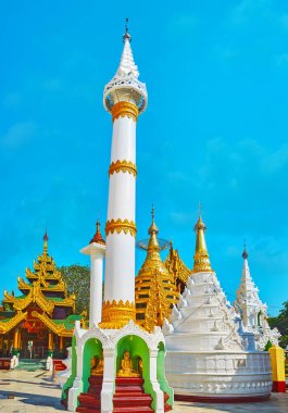 Shwedagon Pagoda bahçesindeki süslü ahşap evler (çok aşamalı) çatılar ve ince oyulmuş süslemeler, Yangon, Myanmar