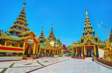 Shwedagon Pagoda 'nın batı sokağı soldan Rakhine Tazaung Tapınağı ile sağdan Kassapa Buddha Resim Evi arasında uzanır.