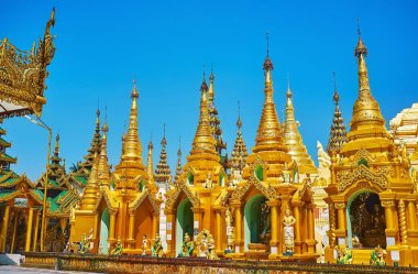 Shwedagon Pagoda 'nın, Yangon' un, Myanmar 'ın çiğ altınları.