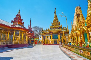 Shwedagon Zedi Daw, Yangon, Myanmar 'daki Curio Müzesi (soldan) ve Konagomana Buddha Resim Evi' nin (ortada) binası