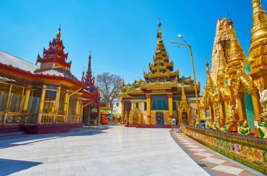 Yangon, Myanmar - 27 Şubat 2018: Bina antika Müzesi (soldan) ve Konagomana Buda görüntü evde (ortada) 27 Şubat Yangon yapılan Shwedagon Zedi Daw