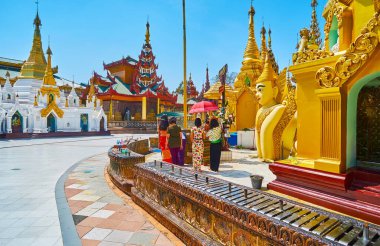 Mum ve tütsü taşıyan Budistler Shwedagon Pagoda, Yangon, Myanmar mihrabına yapışırlar.