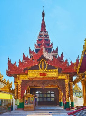 Shwedagon Pagoda 'nın Paskalya Merdiveni, süslü sütunlar ve o çatıyla süslenmiş, Yangon, Myanmar