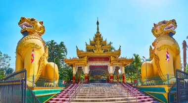 Ngar Htat Gyi Buddha Tapınağı 'nın (Nga Htat Kyee Pagoda) giriş kapısının panoramasında Çin leogryph (leogryph) muhafızları Yangon, Myanmar