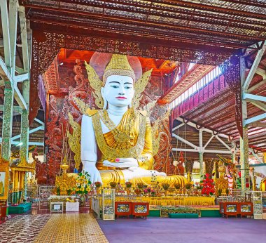Yangon, Myanmar - 27 Şubat 2018: Ngar Htat Gyi Buda kralların (diadem, kulak süsler ve mücevherli kapi) içinde dua hall Nga Htat Kyee Pagoda, hükümdar süsleri ile 27 Şubat Yangon yapılan yatırım resim,.