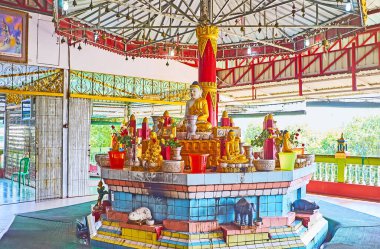 Yangon, Myanmar - 27 Şubat 2018: Daire sunak kutsal hayvanlar, gezegen mesajlar ve kase su Buda banyo ritüeli, Şubat 27 Yangon yapılan Chaukhtatgyi Buddha Tapınağı için heykeller.