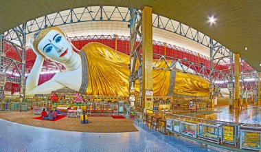 Yangon, Myanmar - 27 Şubat 2018: Panorama dua salonu Chaukhtatgyi Buddha Tapınağı yatan Buda orta Şubat 27 Yangon yapılan dev görüntüsü ile.