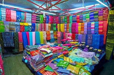 Gyar Tawya sokak pazarı, Yangon, Myanmar 'da yer alan geleneksel Birmanya Longyi (elbise, etek) mağazası