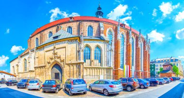 İskenderiye Kilisesi 'nin büyük gotik St Catherine Panorama' sı park etmiş arabalarla, Krakow, Polonya