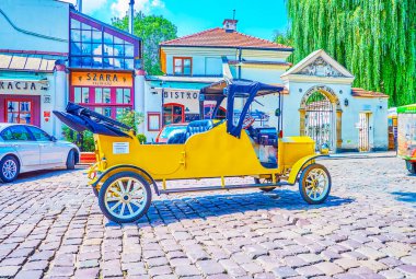 Krakow, Polonya - 21 Haziran 2018: Eski şehir Krakow, 21 Haziran Krakow turist ulaşım olarak doğal sarı retro tarz elektrikli otomobil hizmet vermektedir