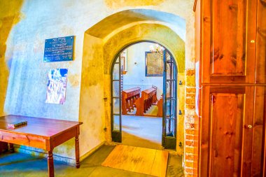 KRAKOW, POLAND - 21 Haziran 2018: 21 Haziran 'da Krakow' da Remah Sinagogu 'nda oyulmuş sütunlarla süslenmiş mütevazı taş Tevrat sandığı