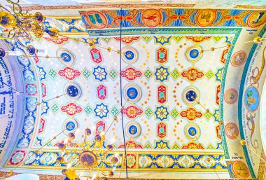 Krakow, Polonya - 21 Haziran 2018: Bhvbcbcb sinagog güzel tavan üzerinde 21 Haziran Krakow renkli geometrik desenlerle süslenmiş