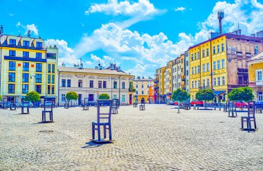 Polonya 'nın Krakow kentindeki Getto Kahramanlar Meydanı' nda bulunan 2. Dünya Savaşı 'ndaki Yahudi kurbanlarının anısına düzenlenen Boş Sandalyeler boyunca yürüyün.
