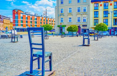 Krakow, Polonya - 21 Haziran 2018: Abide günü 21 Haziran Krakow büyük Getto kahramanları meydanında düzenlenen sandalye şeklinde