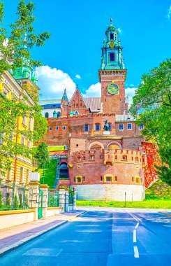 Eski kraliyet ikametgahı, Wawel Kalesi günümüzde şehrin en sevdiği Simgesel Yapı ve Krakow Ortaçağ Polonya gücünün simgesi olduğunu