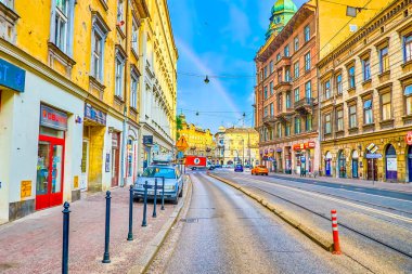 Krakow, Polonya - 21 Haziran 2018: Tarihi Stradomska eski yapıların yukarıda gökkuşağı ile sokağım eski Krakow, en işlek yerlerinden biri üzerinde 21 Haziran Krakow