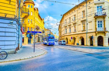 Krakow, Polonya - 21 Haziran 2018: Krakowska cadde, çapraz Jozef Dietl avenue, 21 Haziran Krakow Kazimierz Yahudi mahallesine, kenarlığını olduğu boyunca sürme şehir tramvay,.