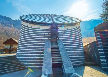 San Giovanni Battista Kilisesi 'nin alışılmadık modern dış görünüşü, Mogno, Valle Maggia, Ticino, İsviçre