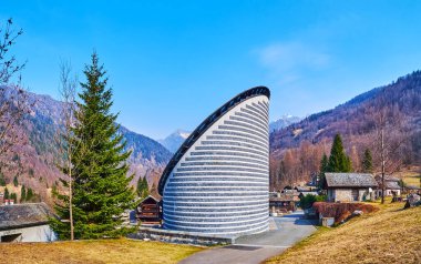 Dağ yamacında güzel taş evler ve sıradışı taştan San Giovanni Battista Kilisesi, Mogno, Valle Maggia, Ticino, İsviçre