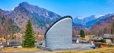 Geleneksel taş evleri, dağ evleri, Lepontine Alpleri ve modern San Giovanni Battista Kilisesi, Valle Maggia, Ticino, İsviçre