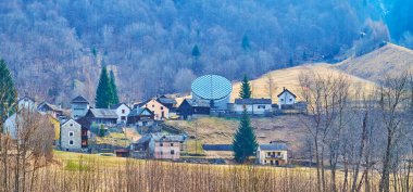 Küçük evlerin arkasındaki San Giovanni Battista Kilisesi 'nin cam çatılı Panorama' sı Val Lavizzara, Vallemaggia, Ticino, İsviçre