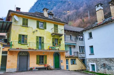 Peccia, Val Lavizzara, Vallemaggia, Ticino, İsviçre 'deki renkli vintage evler.