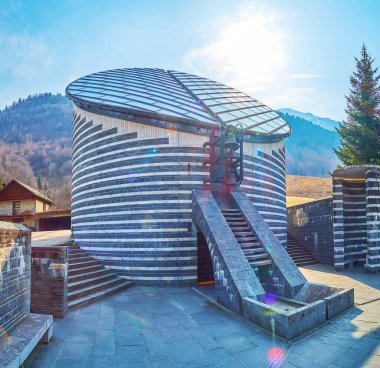 San Giovanni Battista Kilisesi 'nin fütüristik taş dış cephesi. Çanları camdan, Mogno, Valle Maggia, İsviçre.